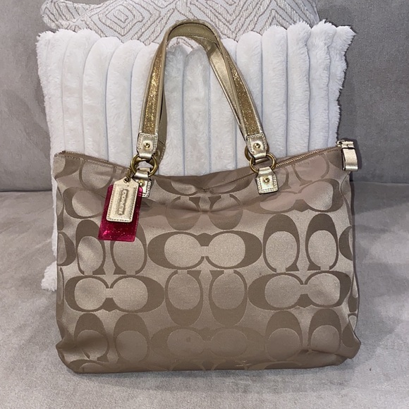 Coach Daisy Poppy C Appliqué Tote Bag - Picture 5 of 9